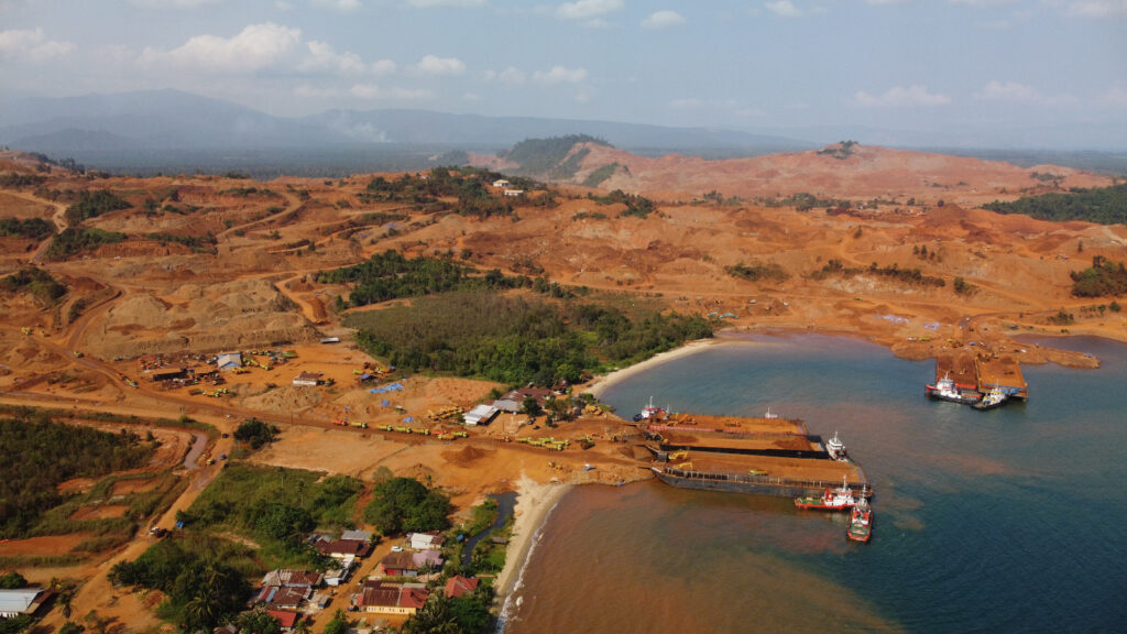 인도네시아 동남술라웨시 주 코나웨 우타라 지역의 니쿨 채굴 현장 ©Kisran Makati